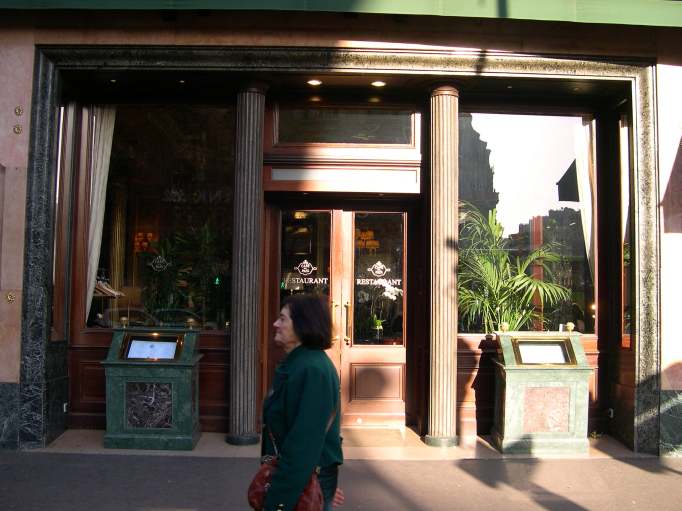  Entrée du café de la Paix